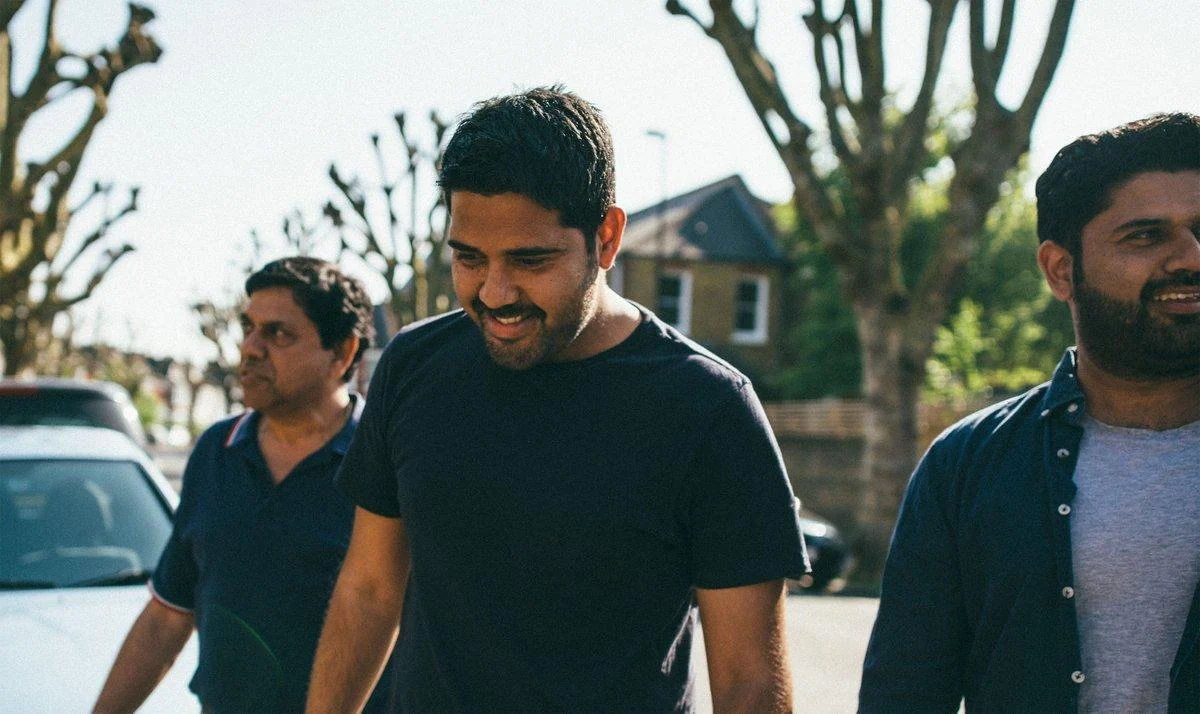 Tres hombres caminando juntos en una fotografía del movimiento internacional Movember